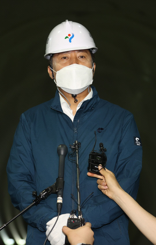 오세훈 서울시장이 24일 오후 서울 서초구 서초동 반포천유역 분리터널 건설공사 현장에서 취재진의 질문에 답하고 있다. 연합뉴스